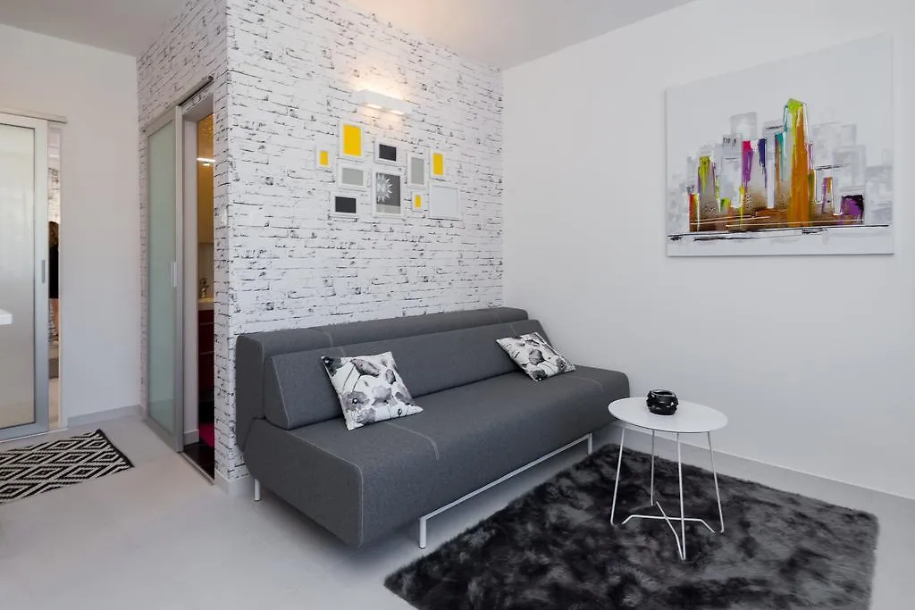 Old City Luxury Apartment Iris Split